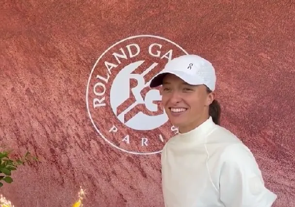 (VIDEO) Swiatek receives huge cake from Roland Garros in stark comparison from Madrid Open fiasco