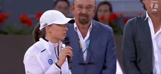 (VIDEO) "I'm not on that level, you don't want to hear that": Swiatek jokingly refuses to speak Spanish in post final interview at Madrid Open