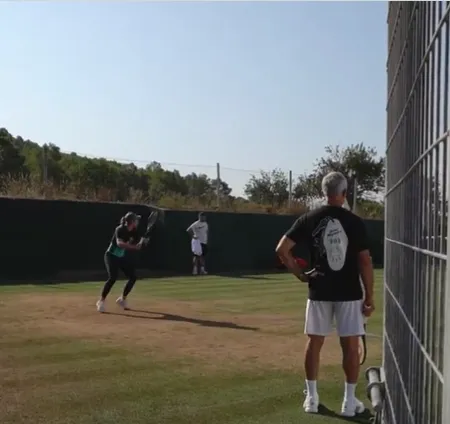 VÍDEO: Badosa recurre a la ayuda del padre de Tsitsipas para recuperarse mientras Stefanos juega en Mallorca