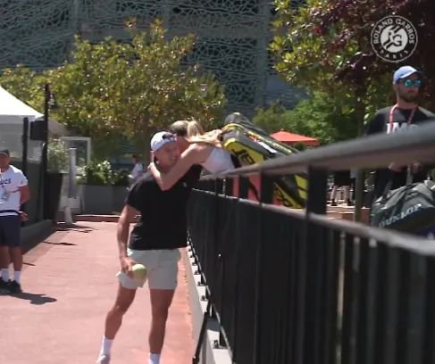 (VIDEO) Denmark United as Rune meets Wozniacki between practice courts at Roland Garros