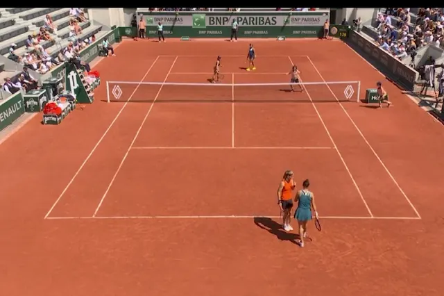 (VIDEO) Default win for Sorribes-Tormo and Bouzkova as ball girl hit during Women's Doubles at Roland Garros