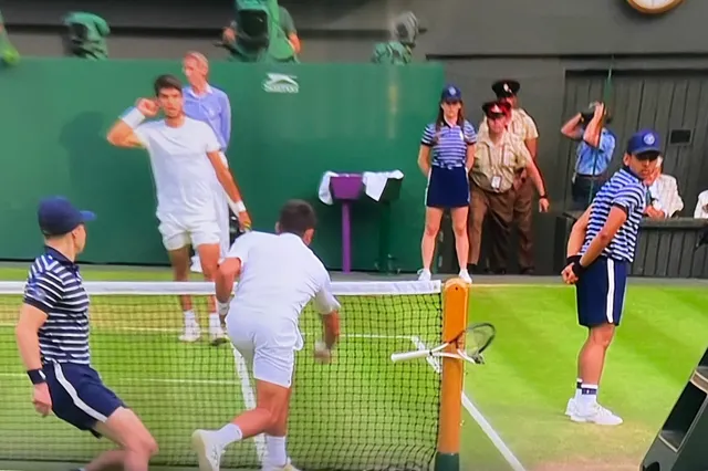 VÍDEO: Djokovic recibe un sonoro abucheo y una violación del código tras destrozar la raqueta y dejar una abolladura en el poste de la red en Wimbledon