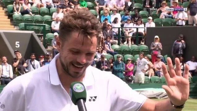 (VIDEO) "No me digas la puntuació, disfrutaré si no me mata": Wawrinka bromea antes de enfrentarse a Djokovic