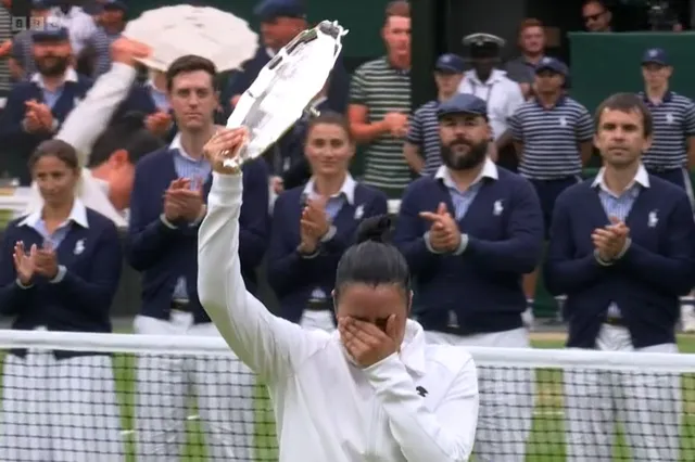 "Das ist der schmerzhafteste Verlust meiner Karriere": Jabeur kann im ehrlichen Interview nach dem Finale in Wimbledon die Tränen nicht zurückhalten