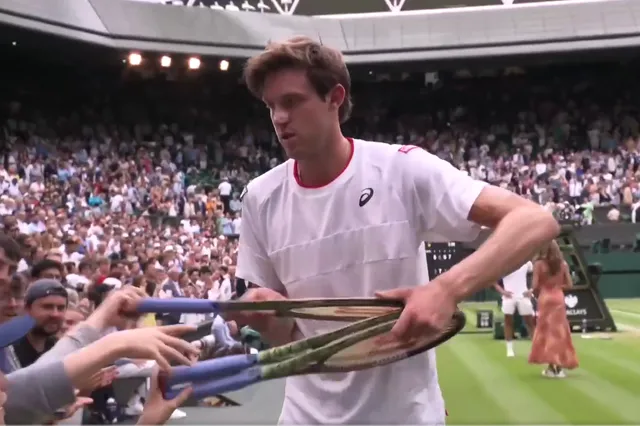 (VIDEO) Superb gesture from Jarry as Chilean gives away racquets to kids after Alcaraz loss at Wimbledon