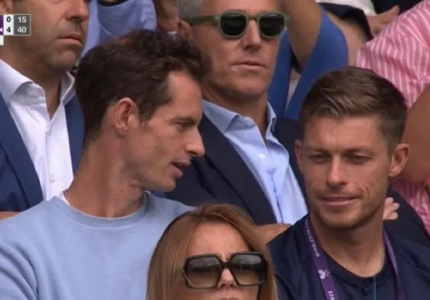 (VIDEO) Der letzte Spieler, der Novak Djokovic auf dem Centre Court schlug, wurde beim Wimbledon-Finale von Andy Murray gesichtet