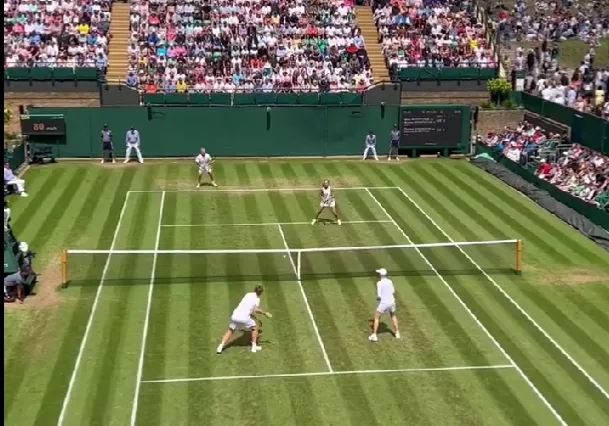 (VIDEO) Martina Navratilova delights Wimbledon crowd, teams up with Mark Woodforde in Legends Doubles