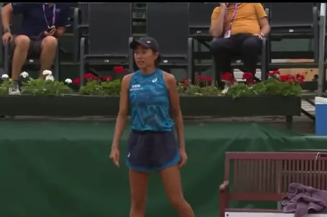 VÍDEO: Escenas impactantes en Budapest cuando le borran la marca del bote de una bola a Zhang Shuai, se queja en vano y se retira con un ataque de pánico mientras su rival lo celebra