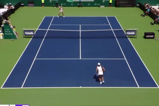 (VIDEO) Is this miss of the year? Swiatek hits other side of the court completely with erratic serve
