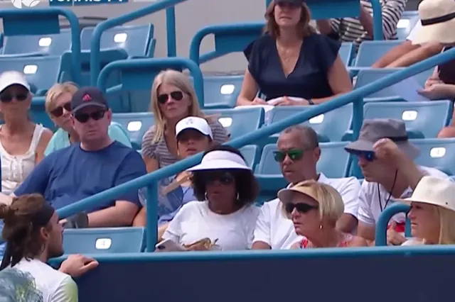 (VIDEO) Bizarre Unterbrechung: Tsitsipas bittet, einen Fan, der eine Biene imitiert, bei den Cincinnati Open zu entfernen