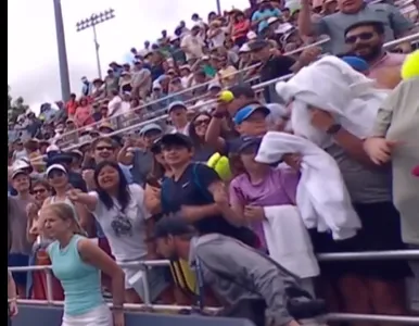 VÍDEO: El cómico momento en el que Wawrinka le lanza una toalla directamente a la cara a un aficionado