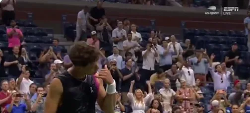 (VIDEO) "Kaltblütig": Shelton reagiert nach US Open-Viertelfinalsieg mit Handy-Geste