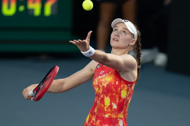 (VIDEO) Elena Rybakina suffers tennis ball mishap as "dreadful" conditions continue at 2023 WTA Finals