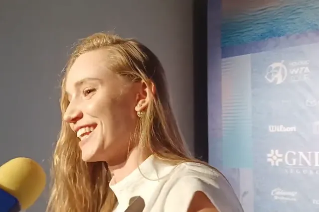 (VIDEO) Elena Rybakina ist bei den WTA Finals von den Kameras überwältigt: "Where should I look guys? You're killing me"