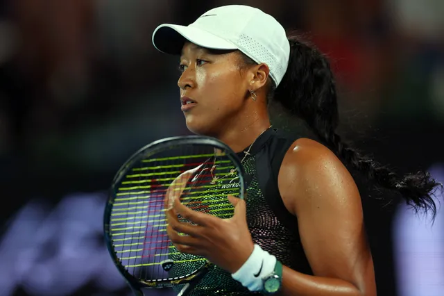 (VIDEO) Naomi OSAKA spotted taking notes during changeover of Caroline Garcia loss as fans speculate what is being written