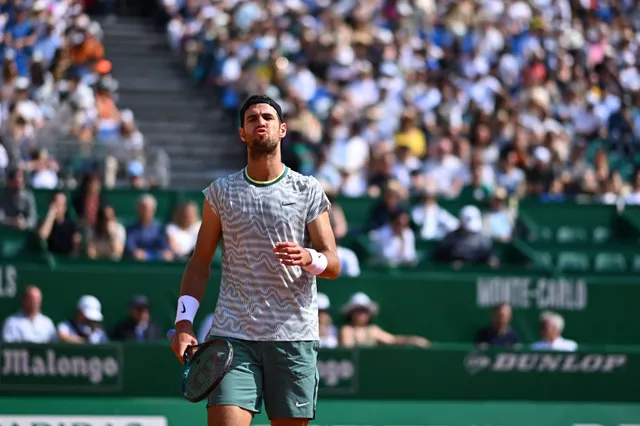 Karen Khachanov kocht vor Wut während der Niederlage gegen Stefanos Tsitsipas, schlägt zweimal auf den Schläger und wirft den Ball in den Himmel