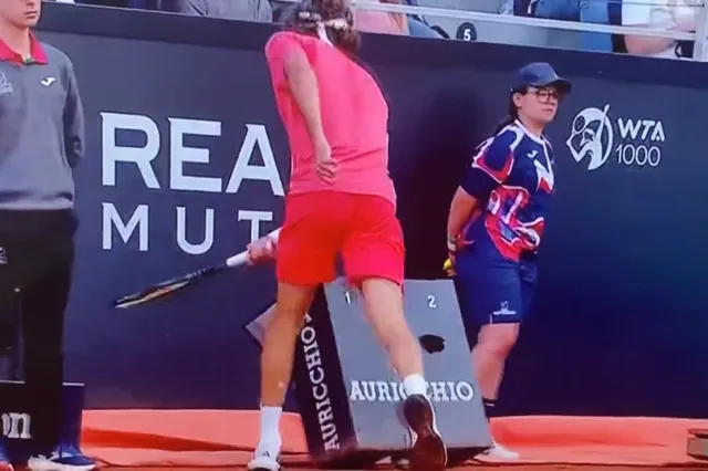 Schnellster Schläger-Zertrümmerer aller Zeiten bei den Rom Open 2024 - Stefanos Tsitsipas rastet fünf Minuten nach Matchbeginn gegen Struff in Nähe eines Ballmädchens aus