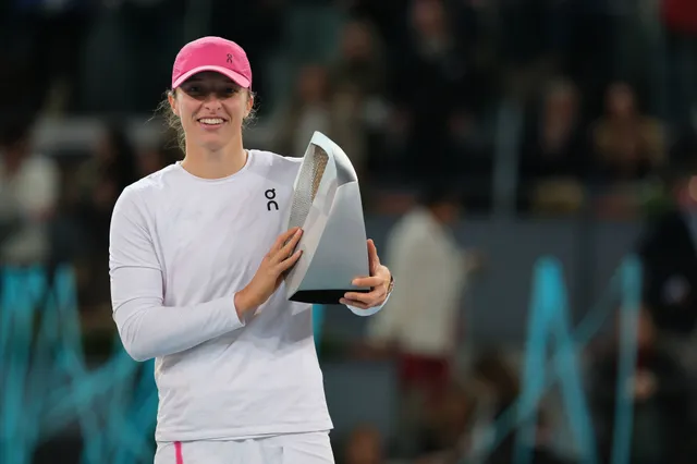 (VIDEO):  "Lieblings WTA Spielerin" Garbine Muguruza überreicht Iga Swiatek bei den Madrid Open den Pokal