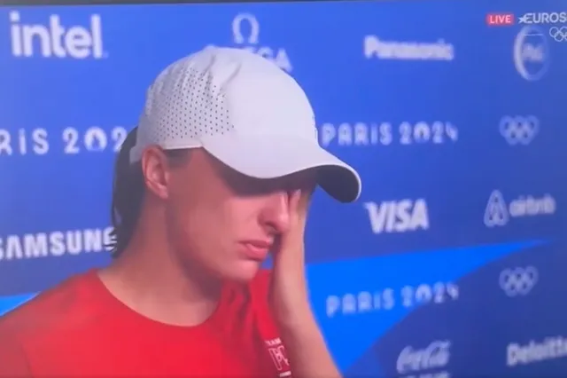 (VIDEO) Iga Swiatek refuses to shake umpire's hand and cries in post match interview after Olympic Games disappointment