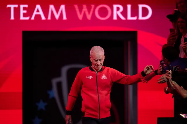 Roger Federer reconoce a los capitanes salientes, McEnroe y Borg, y les obsequia un espectacular reloj personalizado