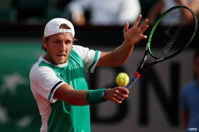 (VIDEO) Pouille receives superb guard of honour carrying his daughter after qualifying for French Open