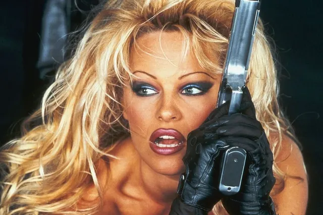 Pamela Anderson gecast in nieuwe Naked Gun-reboot met Liam Neeson