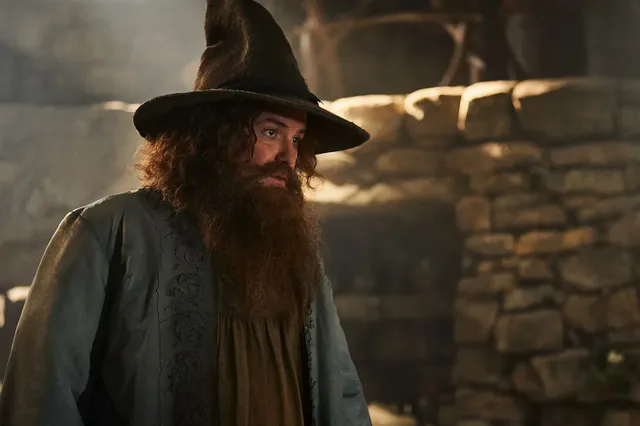 Rory Kinnear maakt opwachting als Tom Bombadil in tweede seizoen van 'The Rings of Power'