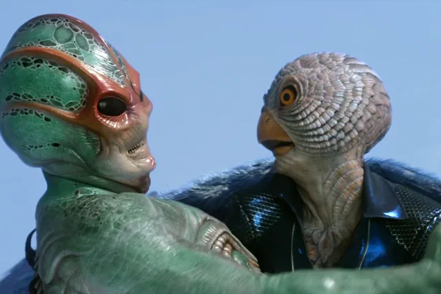 Absurde komedieserie 'Resident Alien' met Alan Tudyk vernieuwd voor een vierde seizoen