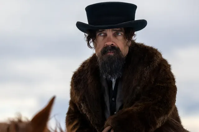 Peter Dinklage is een doorgewinterde premiejager in de trailer van 'The Thicket'