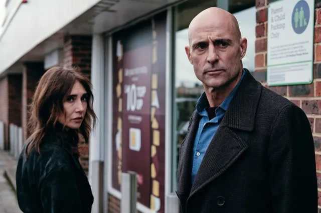 Britse misdaadserie met Carice van Houten en Mark Strong vanaf vandaag te zien op SkyShowtime