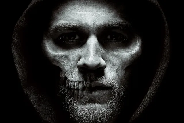 Sons of Anarchy-ster Charlie Hunnam speelt Ed Gein in het derde seizoen van 'Monster'