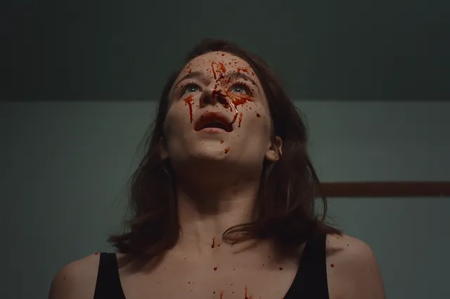 Nieuwe thrillerserie over een vakantie die ontspoort in een nachtmerrie nu te zien op Netflix