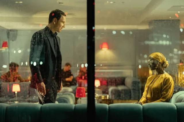 Spannende spionageserie met Michael Fassbender en Richard Gere vanaf vandaag te streamen
