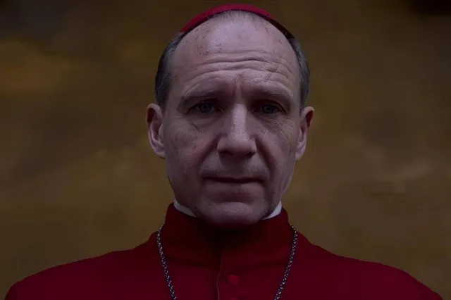 Oscar-bekroonde thriller met Ralph Fiennes en John Lithgow vanaf vandaag te streamen
