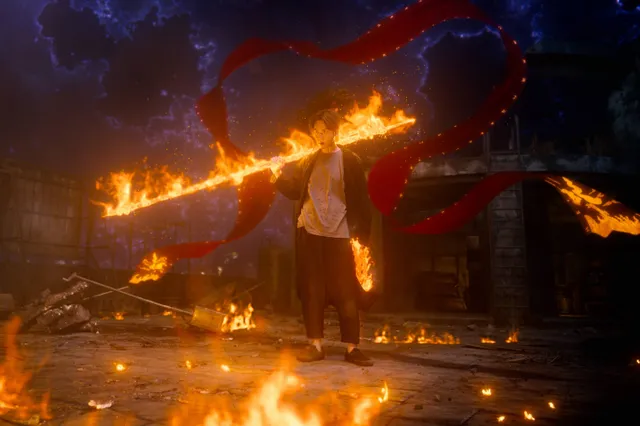 01_柯震東飾演三太子乩身韓杰手持火尖槍在符咒啟動時爆發出金光與火紋特效，展現強烈神性力量