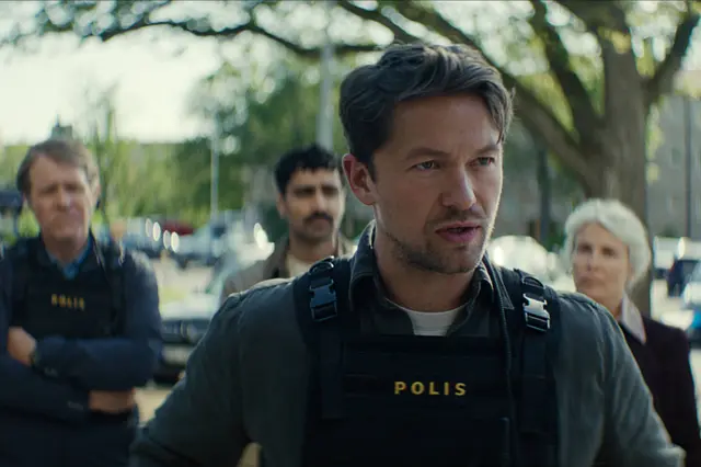 Blodsoffer. Henrik Norlen as Max Abrahamsson and Alexander Abdallah as John-Jo Persson and Jakob Oftebro as Thomas Berg and Irina Björklund as Rebecka Björklund in Blodsoffer. Cr. Courtesy of Netflix © 2025 Jörg