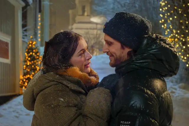 The_Christmas_Switch_(vqTOBCx5Pl)_n_00_15_57_14_Ari_Willey_Netflix