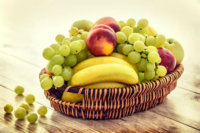 Hoe raak je van die vervelende fruitvliegjes verlost? 6 tips om ze echt te verjagen!