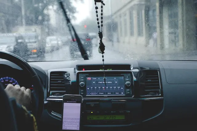 Autorijden bij regen: Gooi deze gewoonte overboord om gevaar te vermijden!