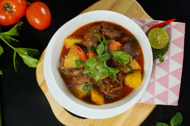 Verleg je culinaire grenzen: Scoor bij je tafelgenoten met dit stoofvlees met een twist