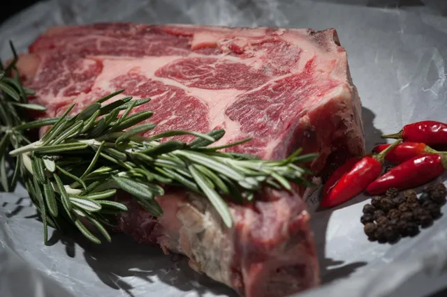 Hoelang kan vlees veilig op kamertermperatuur blijven? Vanaf dat moment vermenigvuldigen bacteriën zich snel