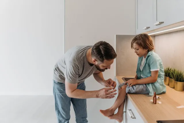 Speeksel op een wonde smeren, doet sneler genezen: waarheid of fabel?