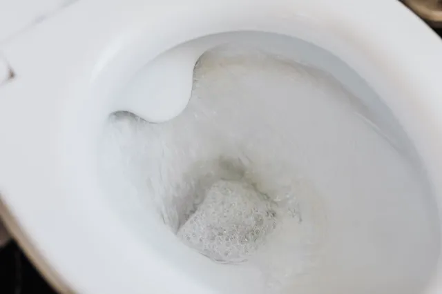 Bespaar op je waterkosten: 3 simpele hacks om je toilet waterzuiniger te maken