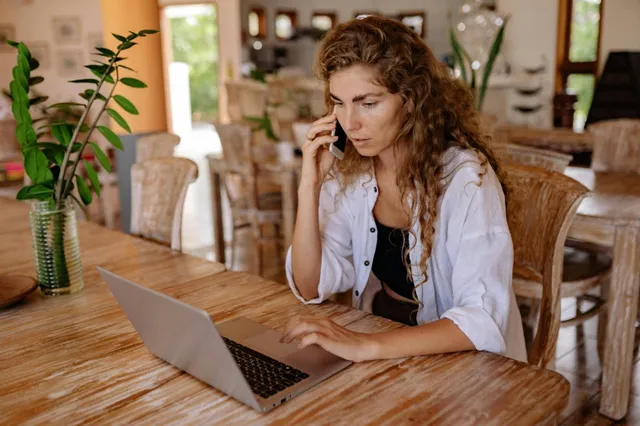 Laat je houten meubelen stralen: Briljante tips voor het verwijderen van vlekken en kringen