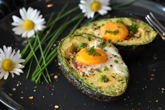 Probeer iets nieuws voor een gezond ontbijt of lunch: recept voor gebakken avocado met ei
