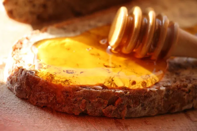 Ontdek de gezondheidsvoordelen van zoete honing bij je ontbijt: Dit wist je vast nog niet!