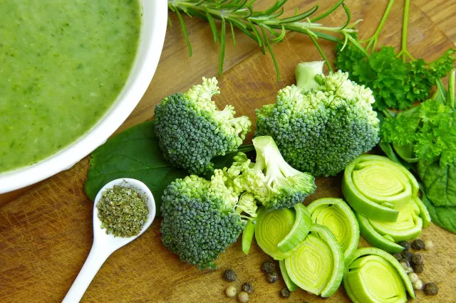 Recept voor een overheerlijke broccoli-prei soep: Laag in calorieën en geweldig voor je gezondheid