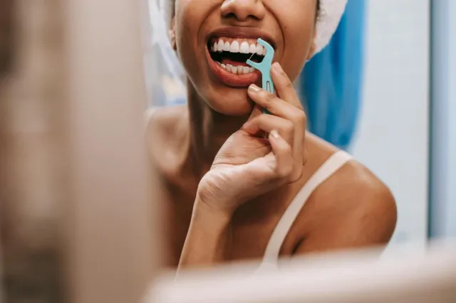 Het beste moment om je tanden te flossen: 's Morgens of 's avonds? Experten geven hun mening