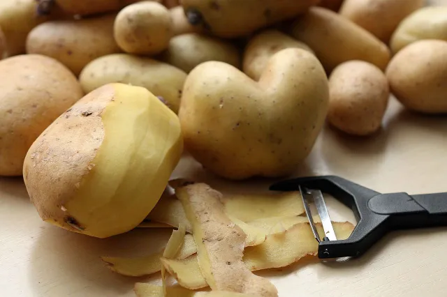 Gooi aardappelschillen bomvol voedingsstoffen niet meer weg: Dit kan je ermee doen