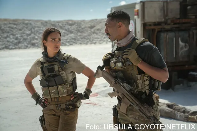 Al dagen nummer 1: Jessica Alba moet van zich afbijten in nieuwe actiefilm op Netflix